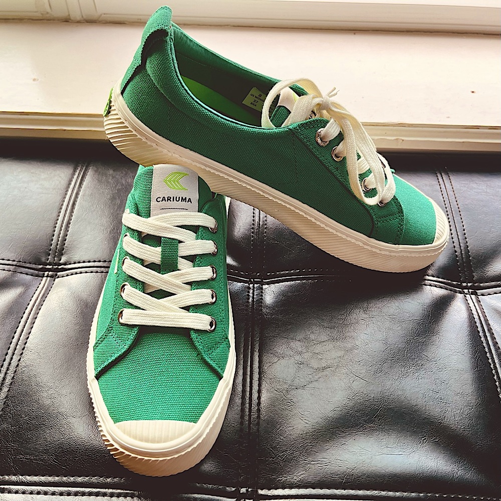 New in box Cariuma green canvas OCA low sneakers. Women’s size 8 (men’s 6.5)